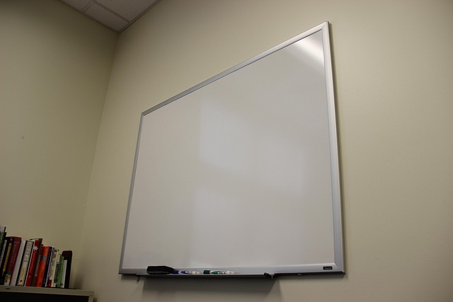 Whiteboard met houten opbergruimte afbeelding