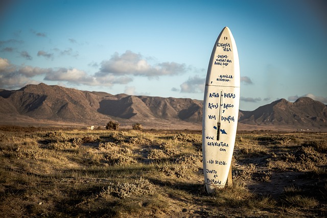 Houten surfplank als decoratie afbeelding